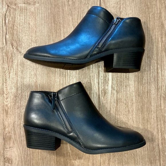 NWOT Classic Black Ankle Boots SZ 10 - Picture 10 of 16